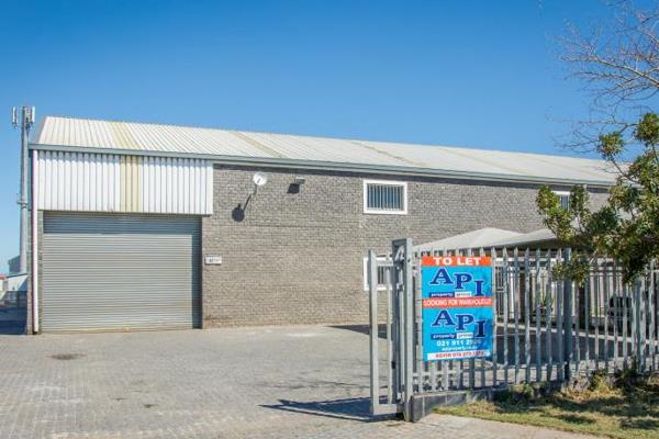 This industrial unit offers a 460 m&#178; factory with an 85 m&#178; mezzanine office ...