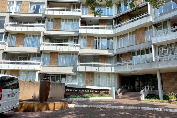 Very neat and well maintained apartment in Groenkloof Gardens.  This is a apartment complex, walking distance from Groenkloof Hospital ...