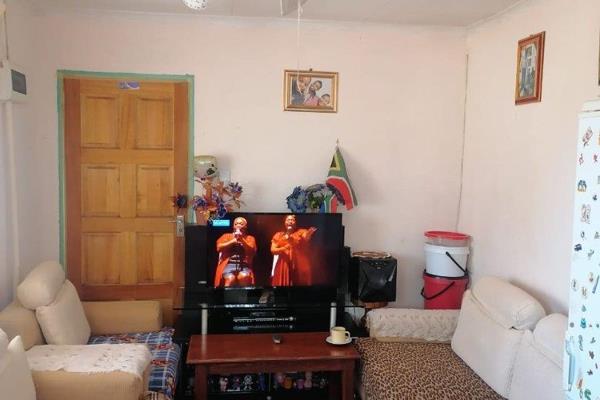 2 bedroom house for sale in Soshanguve south Ext 7

The property consist of the following
2 bedroom
1 bathroom
Kitchen
Lounge
Tilled ...