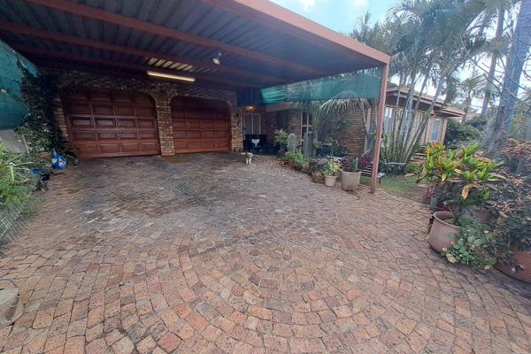 Montana Park beautiful 3 bedroom house with cooling fans for sale above Braam Pretorius Avenue in an upper class area, 2 bathrooms ...