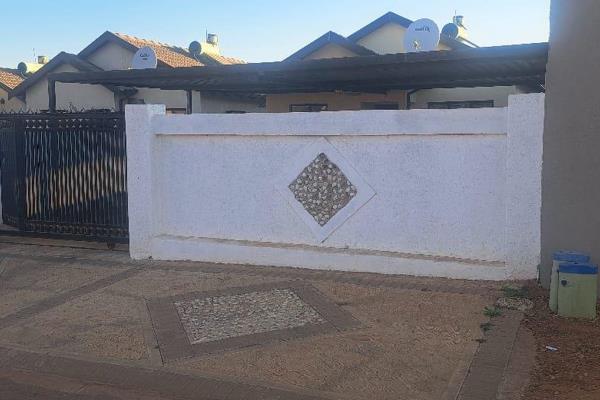 2 bedroom house to let in Soshanguve vv

The property consist of the following
2 bedroom
1 bathroom
Kitchen
Lounge
Tilled with ...