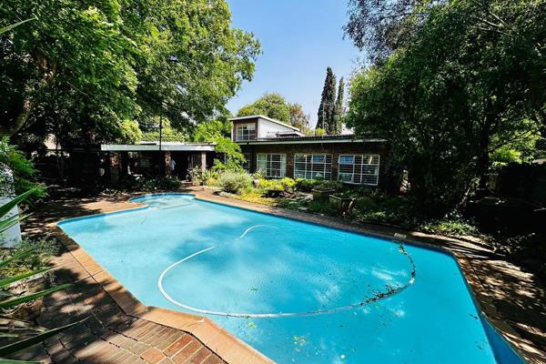 This spacious family home is located in the beautiful, tree-lined Oewersug area of Potchefstroom. Surrounded by nature, offering ...