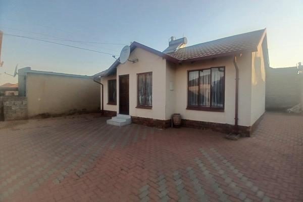 3 Bedroom, 1 Bathroom House for Sale

Cozy three bedroom, one-bathroom house in sought-after Rabie Ridge, offering endless ...