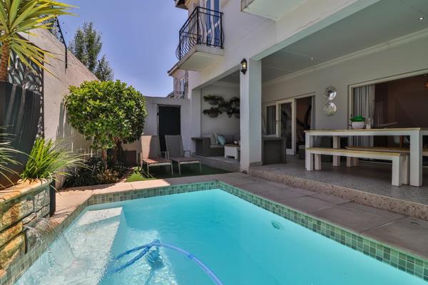 A Dream Home
Magnificent luxury duplex townhouse with triple garage ideal for investor. Tenant occupying at R35,000 rental.
A luxury ...