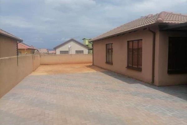 Kitchen
lounge
3 bedrooms
bathroom
carport
electric fence
paved yard

call now to arrange a viewing