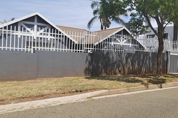 On the foothills of Northcliff...!

Well priced Tiled roof family home for 1st time ...