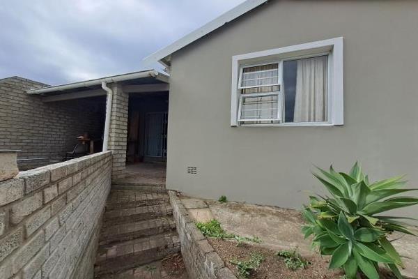 This home offers 3 bedrooms with built-in cupboards, bathroom with separate toilet, dining room, spacious lounge, stunning kitchen with ...