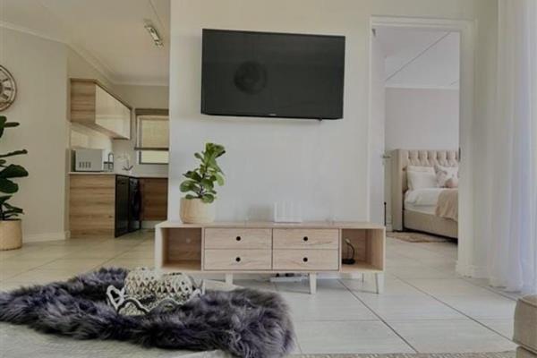 Indulge in this Luxurious apartment situated in Kikuyu Lifestyle Estate ,Midrand with lagoon access.
This modern fully furnished ...