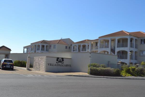 This inviting ground floor apartment is situated just a 7-minute walk from the beautiful Muizenberg Beach, offering a comfortable ...