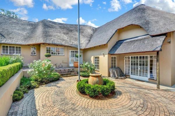 Welcome to this delightful thatch family home, nestled in the heart of Paulshof. With a perfect blend of charm and modern convenience ...