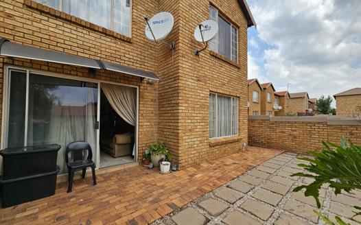 2 Bedroom Townhouse for sale in Heuwelsig Estate