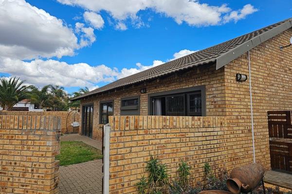 Introducing a stylish face brick townhouse in Langenhoven Park, Bloemfontein, featuring three spacious bedrooms and conveniently ...