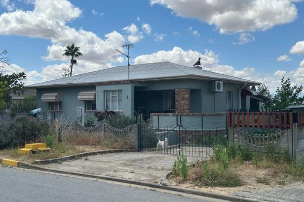 Huis te huur:  Drie slaapkamers en 1 badkamer.  Ruim sitkamer, eetkamer en kombuis met ingeboude kaste en binne braai.  Groot onderdak ...