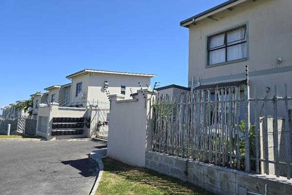 This charming townhouse for sale in Brackenfell South, located in the secure Oakwoods ...