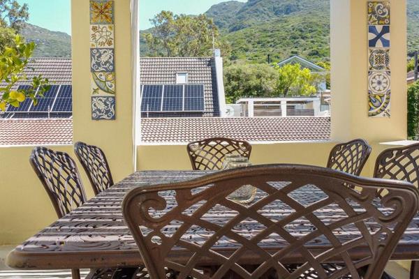 Excellent value for a spacious 3 bedroom apartment on 1st floor in the heart of Hout Bay, in the Candlewood Centre. Located ...