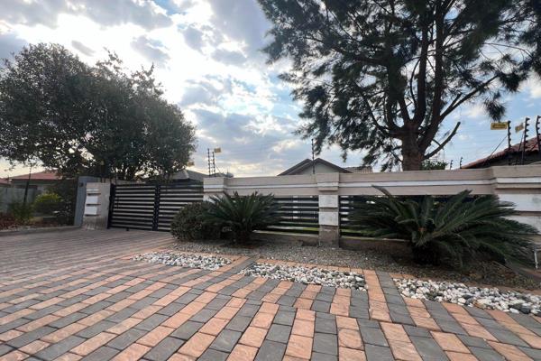 Exclusive Mandate!!

Beautiful and neat 2-bedroom house in Mahlako-A-Phahla. This 2-bedroom house consist of open plan kitchen ...