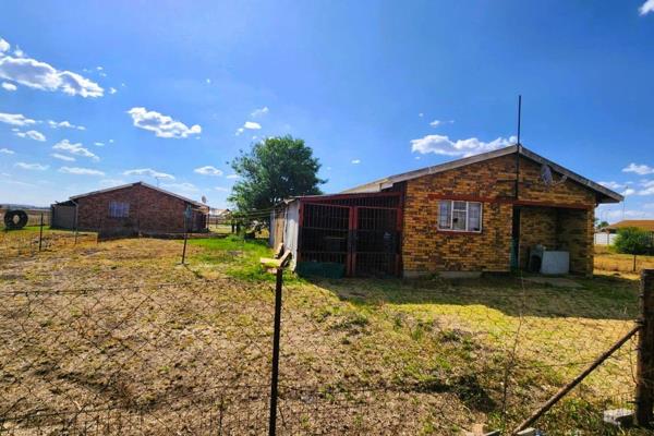 Discover the potential in this charming 3-bedroom house located in Leeuhof, Vereeniging. Priced at an unbeatable R450,000, this ...