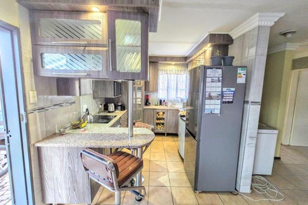 This Spacious Super Neat House in Estate For Sale!!

This Property consists of 3 Bedrooms
2 bathrooms
Stunning open-plan kitchen ...