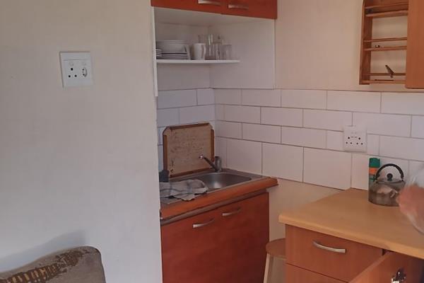 Bachelor flat in quiet area of Peerless Park, with own entrance

Will suit single person ...