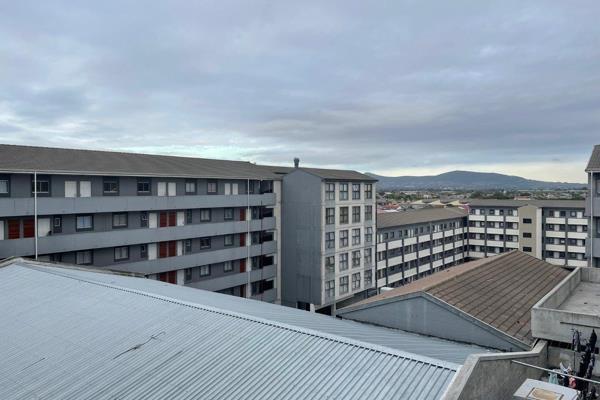 The cutest apartment with an extra mezzanine level as the bedroom . Fabulous views !!! Lock up and go pad in the ever popular Cape Town ...