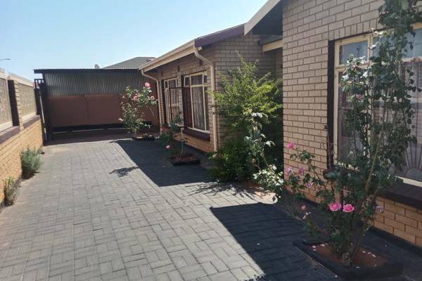 MAKE YOUR OFFER TO DAY
Stunning 3 bedroom house for sale in EldoradoPark
Property consists of 3 fully tiled bedrooms with built in ...