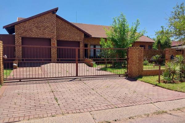 This house in a &quot; No - Loadshedding&quot; area is for sale.

This well prized  house has got  lots of possibilities  and ...