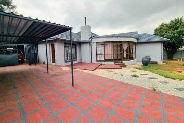 Lovely 3-Bedroom Home with Cottage in Linmeyer Price: R 1,850,000 Address: 113 Prince Albert Street North, Linmeyer, Johannesburg Erf ...