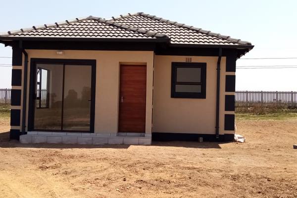 Spacious 3 Bedroomed House For Sale In Sharon Park, Springs.

Safe and secure estate ...