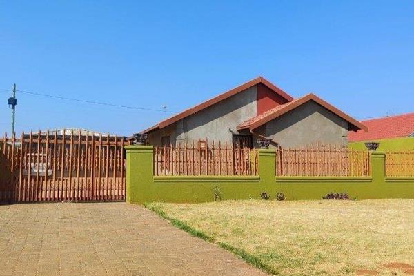 This stunning tiled house in Vosloorus features  a massive open plan fitted kitchen with a lounge and 2 Spacious bedrooms with fitted ...