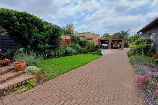 Welcome to this hidden gem located in a quiet cul-de-sac in
Lyttelton Manor.
Step through the gate and you will be welcomed by a ...