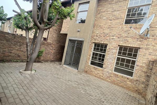 3 Bedroom Townhouse For Sale in Theresapark, Pretoria

This charming duplex townhouse is perfect for first-time buyers, small ...