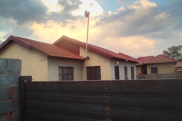 Close to schools,Shops ,Clinic and public transport. Offering 3 Bedrooms,1 Bathroom,Kitchen and Lounge. Fully walled