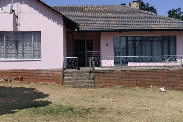 This three-bedroom house in an suburb of Roodepoort is an investment property with the potential to create monthly rental income. The ...