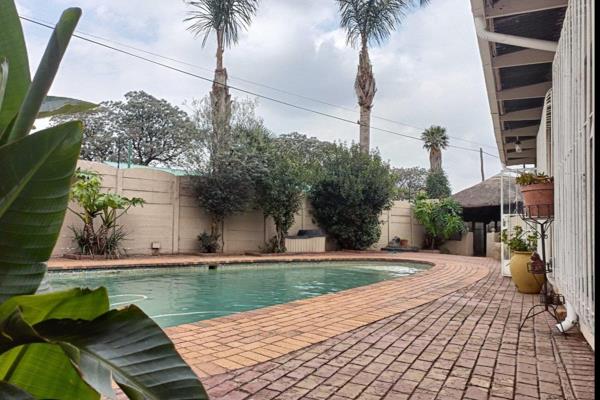 This property consists of:
3 Bedrooms
Lounge
Dining Room
Bathroom
Kitchen
Garage
Pool
Lapa