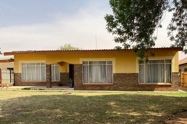 This is a nice strong family home that offers:
- Prepaid electricity.
- 4 spacious bedrooms.
- Open-plan Family/TV room and Dining ...