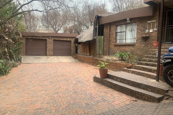 This very large facebrick house situated on a land size of 3021m2 in Castleview, Germiston gives you a relaxing holiday feeling and ...