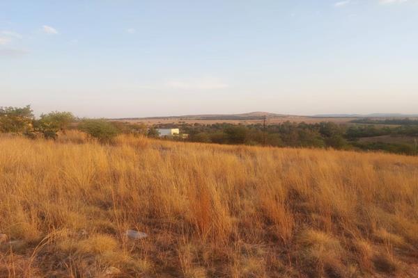 A vacant land for sale in Vaaloewer, Vanderbijlpark, with an area of 940 square meters, offers a prime opportunity for development. ...