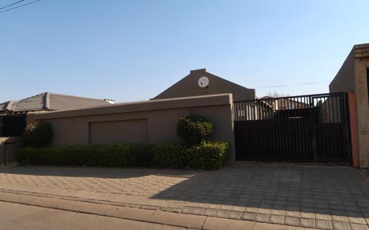 3 Bedroom House for sale in Protea Glen