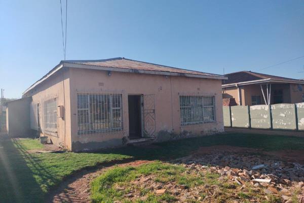 This is a nice house for a  person that want to put his own stamp on it
Needs finishing off and have a stunning home
With this price ...