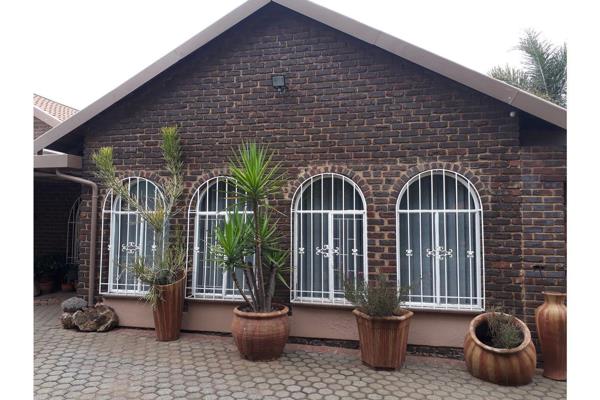 1 Bedroom cottage to rent in the popular suburb of Beyers Park close to Atlas Road so easy access to the N12.
Walking distance to the ...