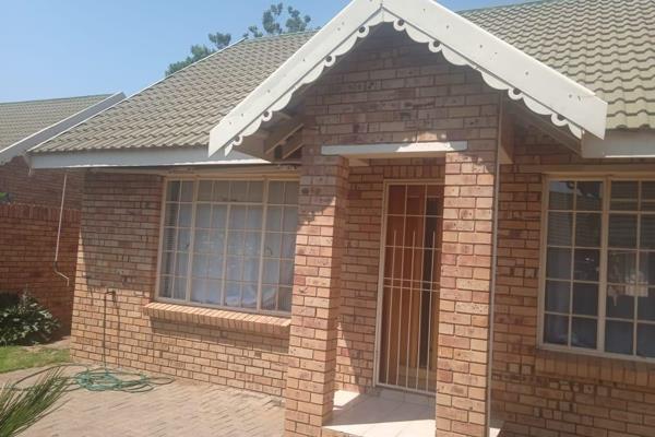 Spacious and low maintenance 2 bedroom townhouse (91sqm) in a secure complex! Full bathroom, beautiful kitchen, lock-up garage and pet ...
