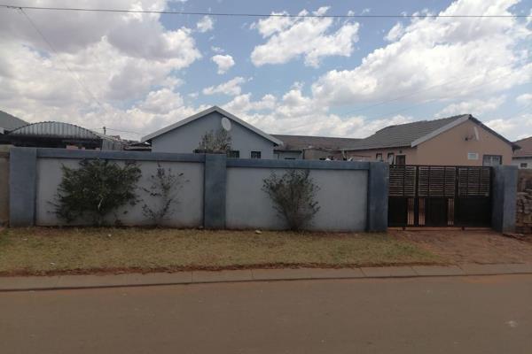 This spacious property in the heart of Protea Glen Ext 29 offers 3 bedrooms, Kitchen, Lounge, bath and toilet.

It also comes with ...