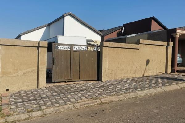 Amalga real estate welcomes you to this lovely property situated in a gated community in fleurhof ext 20. This exquisite property ...