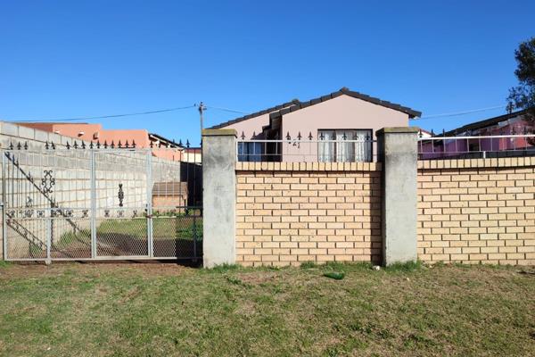 Motherwell nu6 Priced at R490 000 

3 bedroom house in Nu6 with lounge kitchen and bathroom

Fully secured with boundary wall