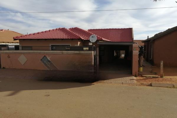 3-Bedroom House for Sale in Mohlakeng

This lovely property offers comfort and convenience with modern features. The entrance ...