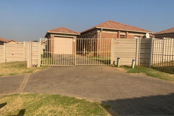 Welcome to your future home in, Olievenbosch Ximba, Centurion! This delightful 3-bedroom property offers a comfortable and convenient ...