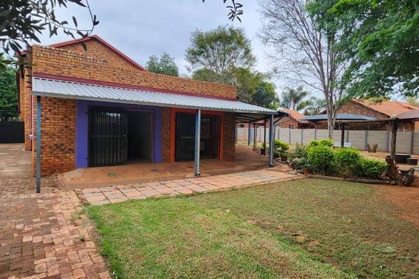 This house is perfect for a family to live in or to run your business from home
Perfect location in old Doornpoort and situated on a ...