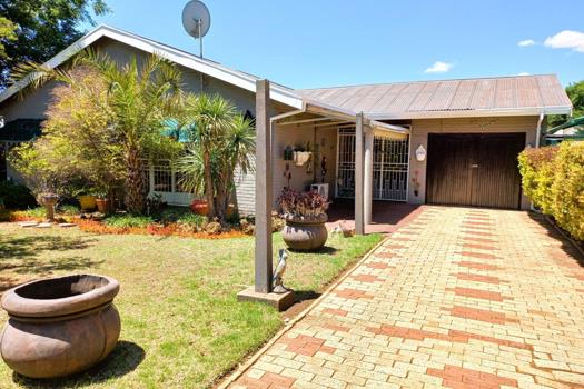 3 Bedroom House for sale in Uitsig