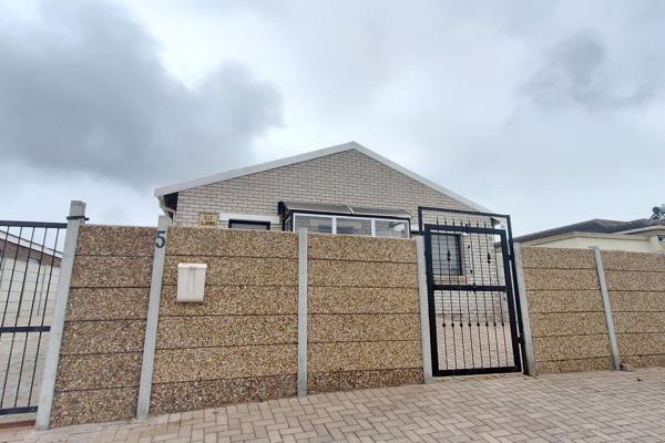 Three bedroom, two bathroom home to rent in Saldanha. 

This property offers a spacious open plan kitchen living room area, with a ...