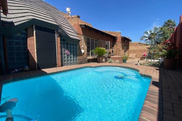 This property is located in a highly desirable area of Witbank and offers the perfect blend of comfort and style. The home features ...